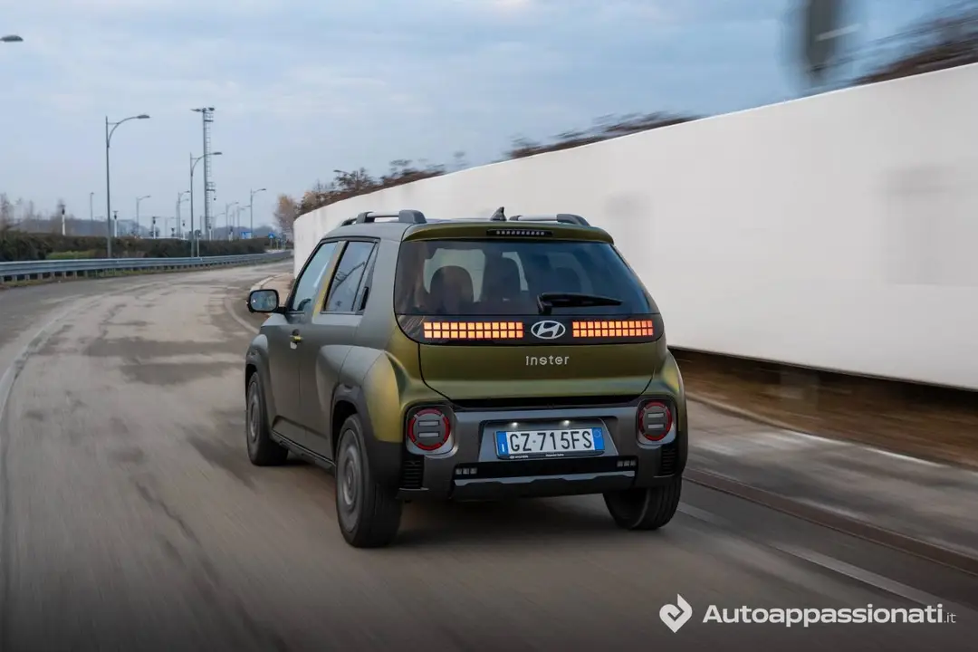 Hyundai Inster Cross su una strada pubblica vista posteriore