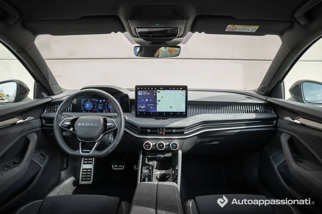 Skoda Superb 2026 iV Plug-In interni piena