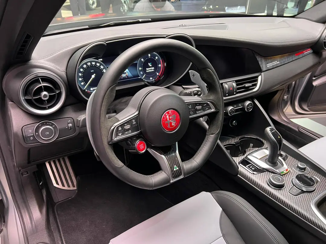 Alfa-Romeo-Giulia-Quadrifoglio-Luna-Rossa Volante