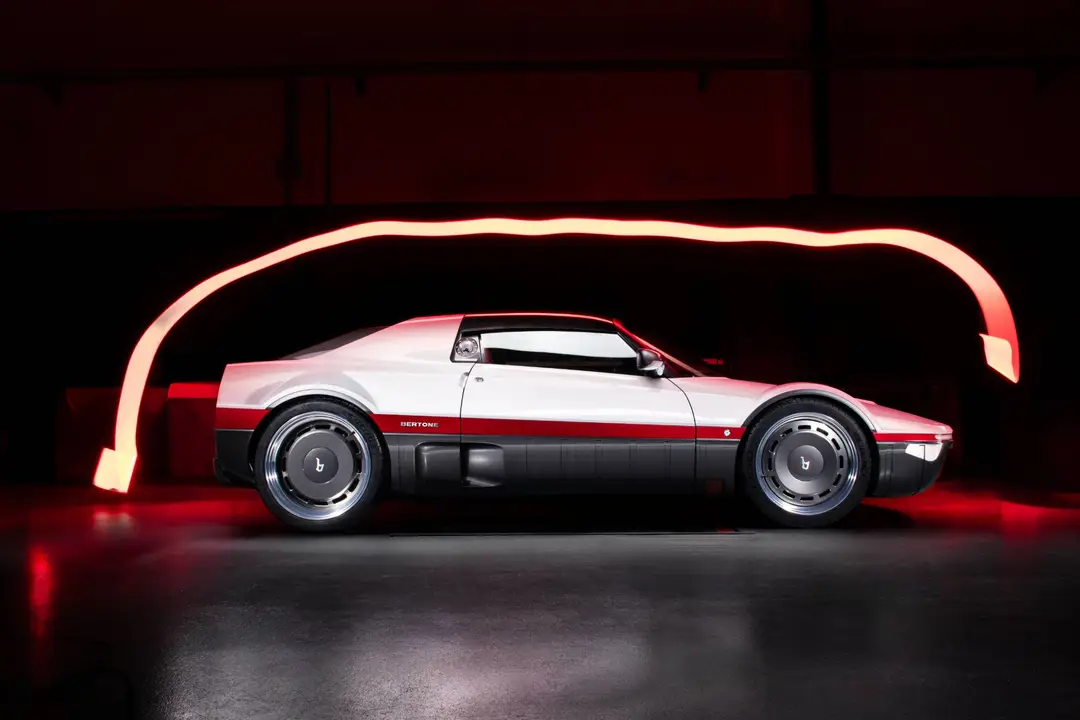 Riedizione Bertone Runabout in vista laterale con sfondo rosso