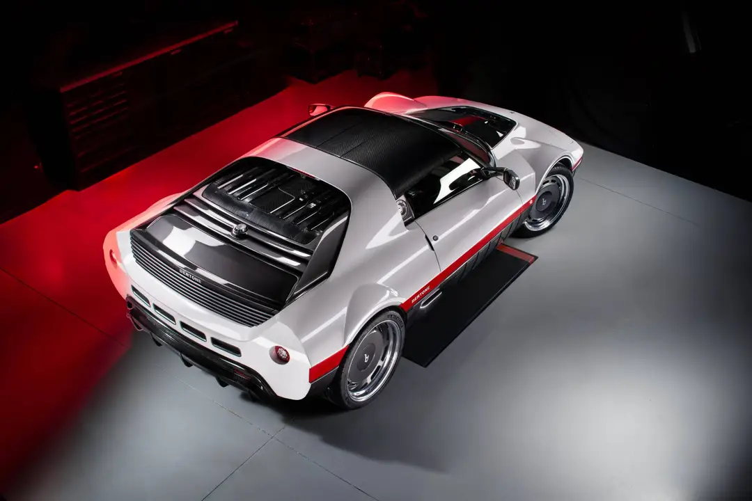 Riedizione Bertone Runabout in vista posteriore tre quarti con sfondo rosso