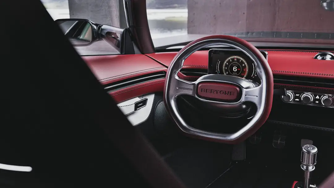 Gli interni della riedizione della Bertone Runabout, si vede il volante e una parte della plancia