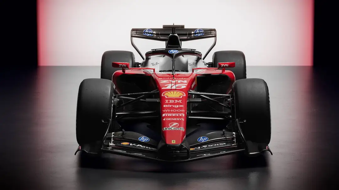 Il frontale della Ferrari SF-26, con ala nera, colore rosso lucido e dettagli bianchi e blu