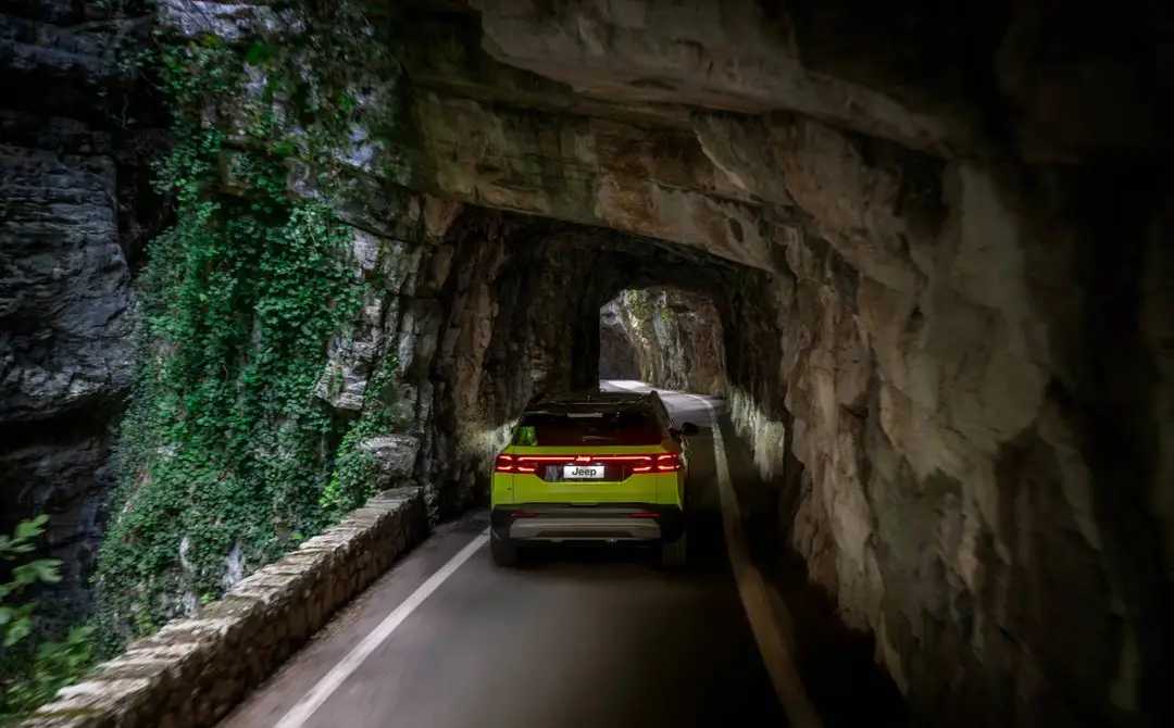 Jeep Compass in un sottopasso roccioso al posteriore si nota la scritta Jeep dei fanali LED