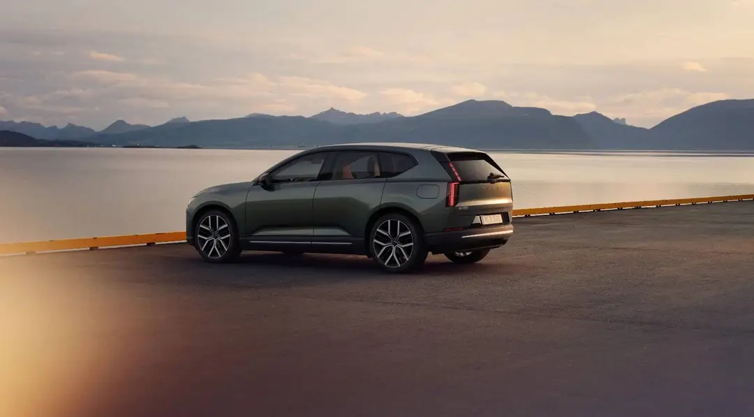 La nuova volvo ex60 in vista posteriore davanti a un lago