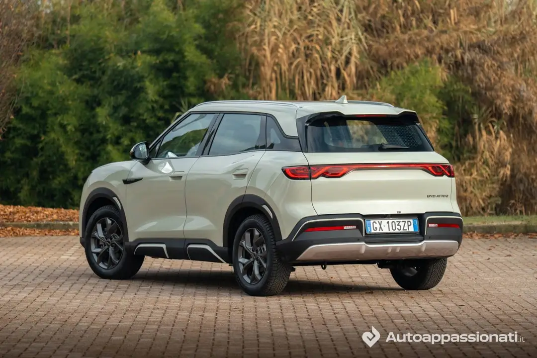 BYD Atto 2__ 3/4 posteriore