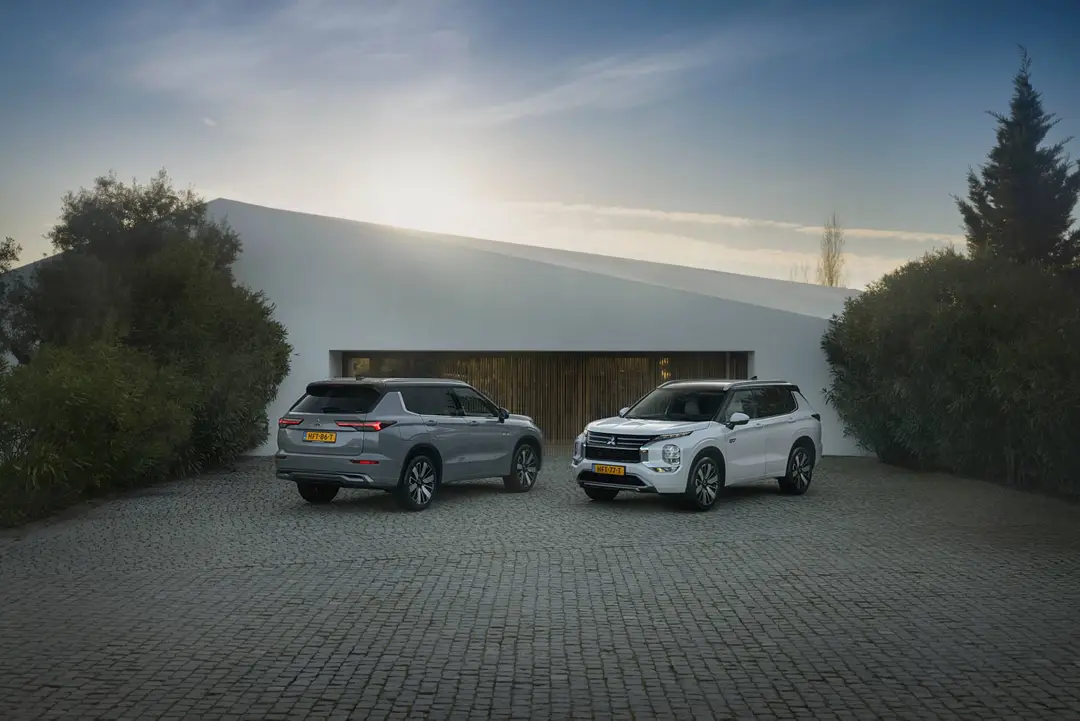due esempi di colorazioni dellla nuova Mitsubishi Outlander