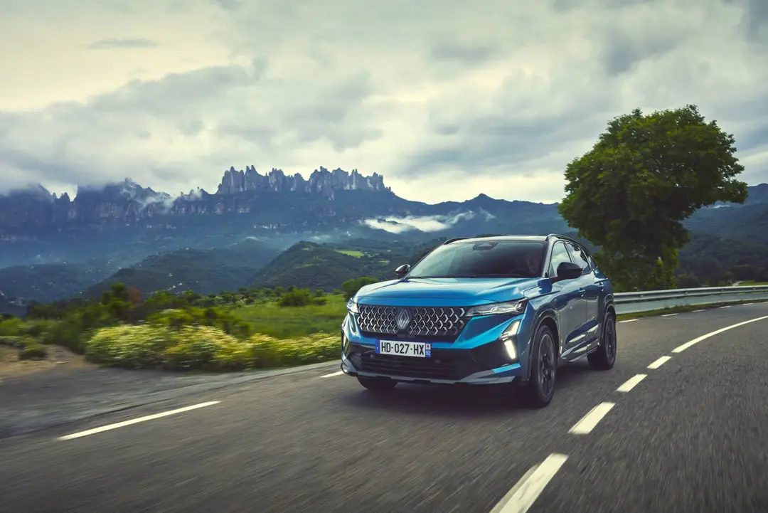 La Renault Austral 2026 dinamica su strada con degli alberi sullo sfondo.&nbsp;