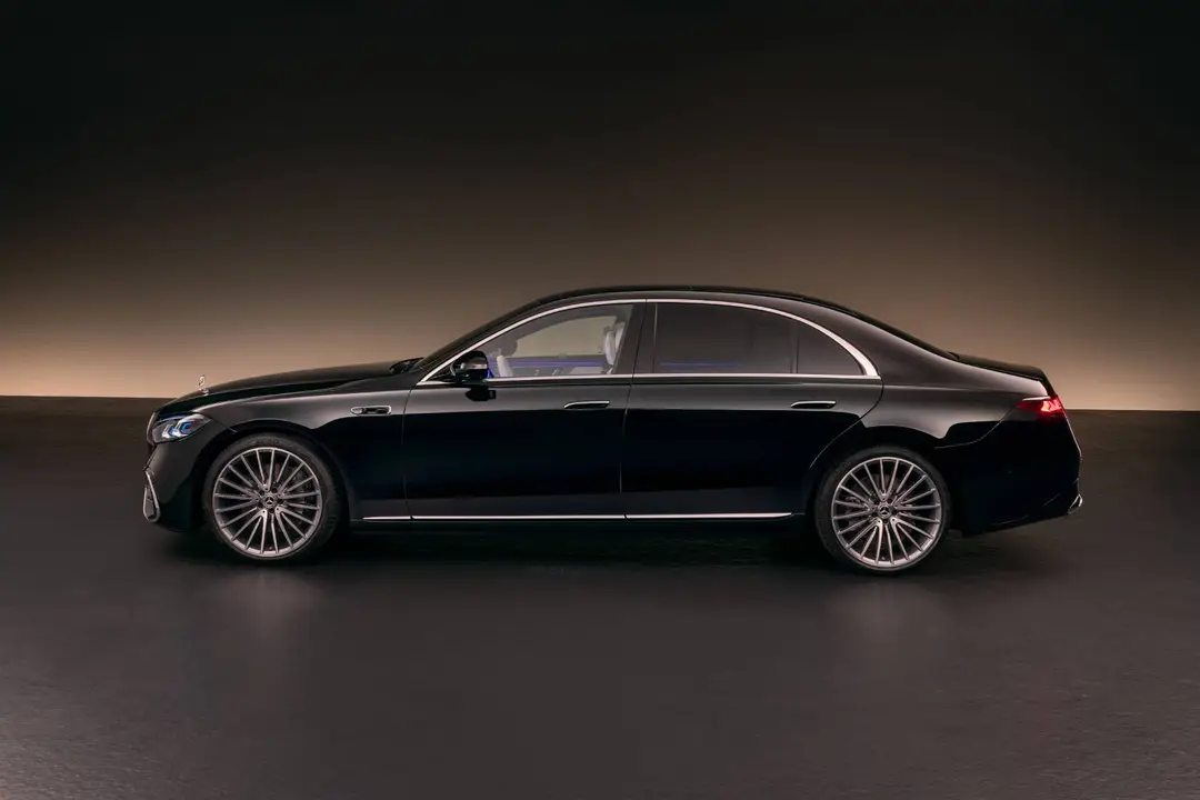 La nuova Mercedes Classe S 2026 nella vista laterale