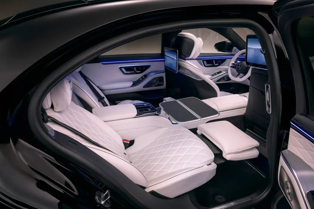 La nuova Mercedes Classe S 2026 nella vista sugli interni nella parte posteriore