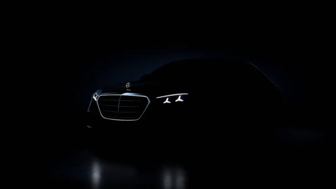 immagine teaser della nuova mercedes classe s, dove si vedono solo i fari e il muso al buio