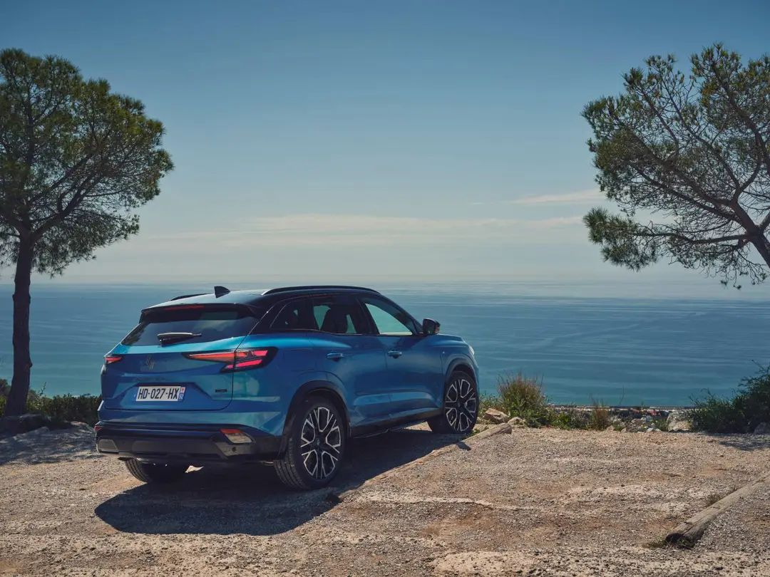 Nuovo Renault Austral - Esprit Alpine nella tinta Blue Outremer