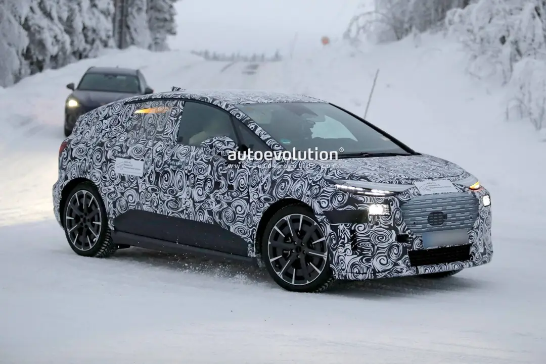 Audi A2 camuffata nella sua versione e-tron che arriverà nel 2027 vista anteriore dell'auto sulle nevi