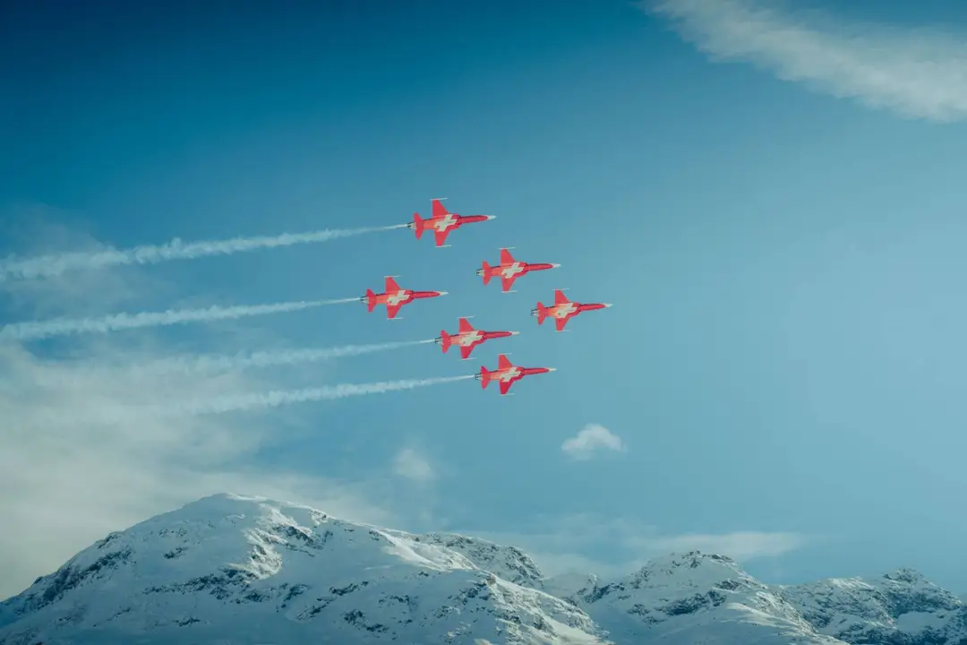i sei aerei militari della pattuglia acrobatica svizzera al the ice st.moritz 2026