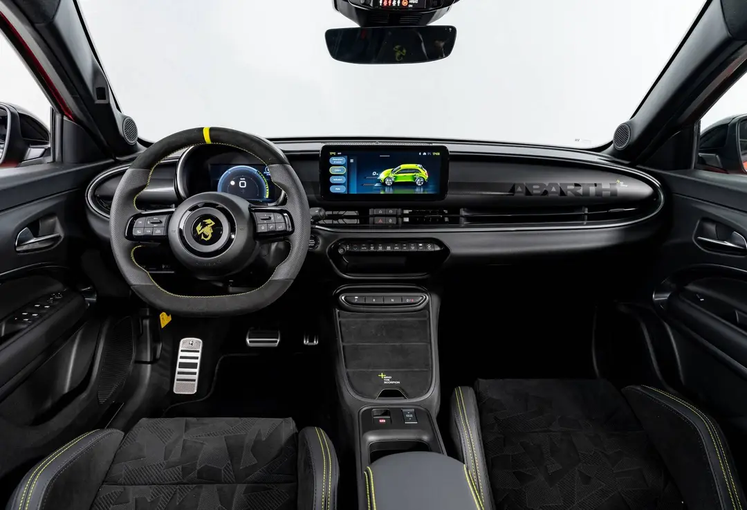 Abarth-600-e-competizione interni completi con volante e strumentazione e infotainment
