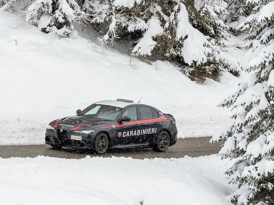 Alfa Giulia Quadrifoglio Carabinieri percorre una strada innevata