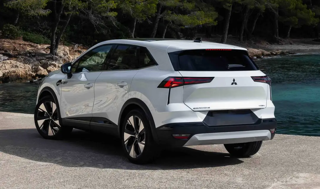 Il posteriore della Mitsubishi Grandis di colore bianco