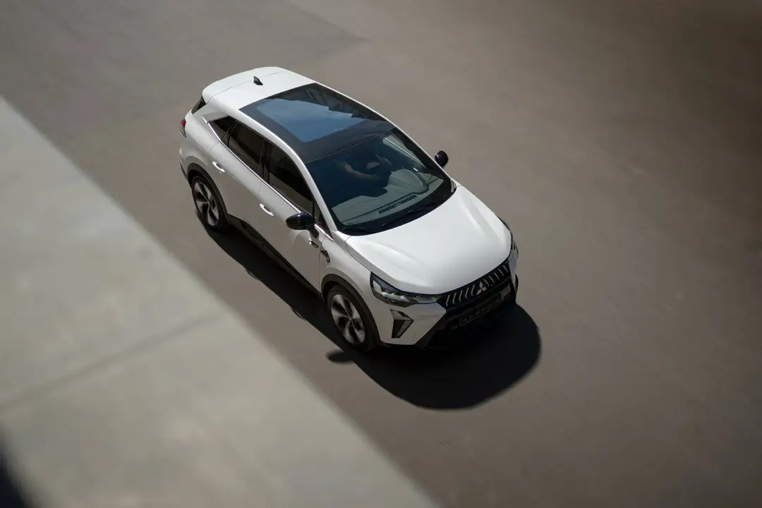 La mitsubishi grandis 2026 di colore bianco vista dall'alto