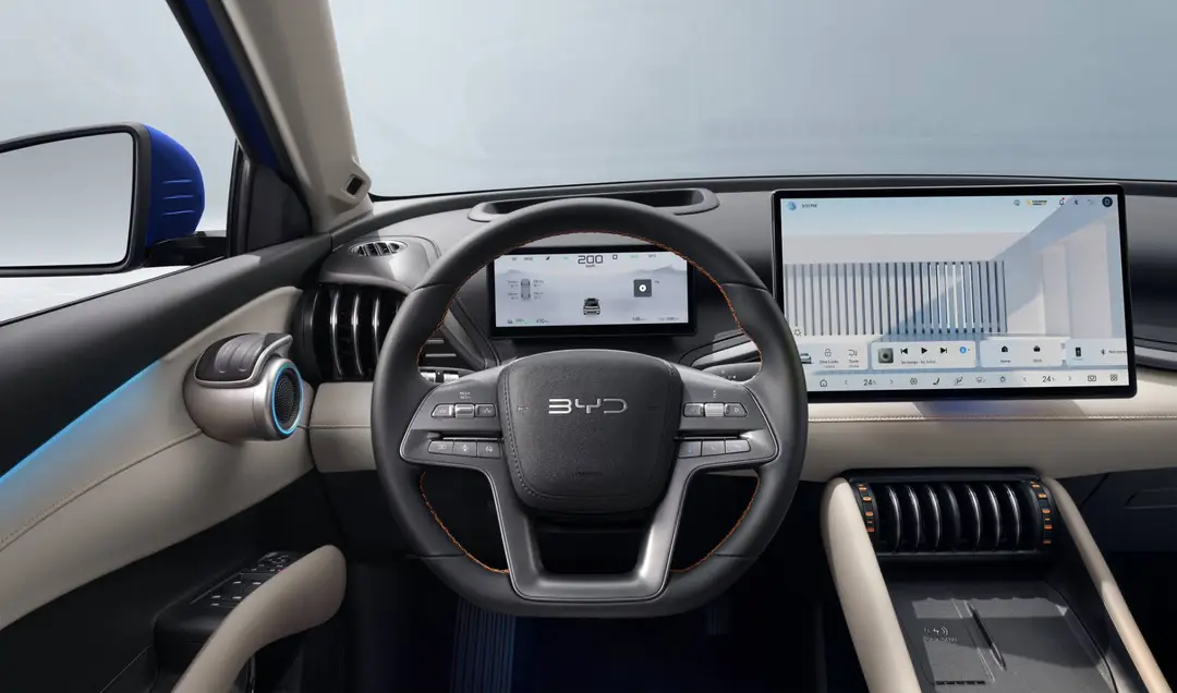 BYD Atto 3 Evo volante, schermo e interni davanti passeggero