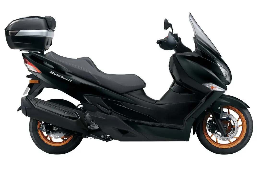 Suzuki burgman comfort 2026 di colore nero con bauletto e paramani in posizione laterale