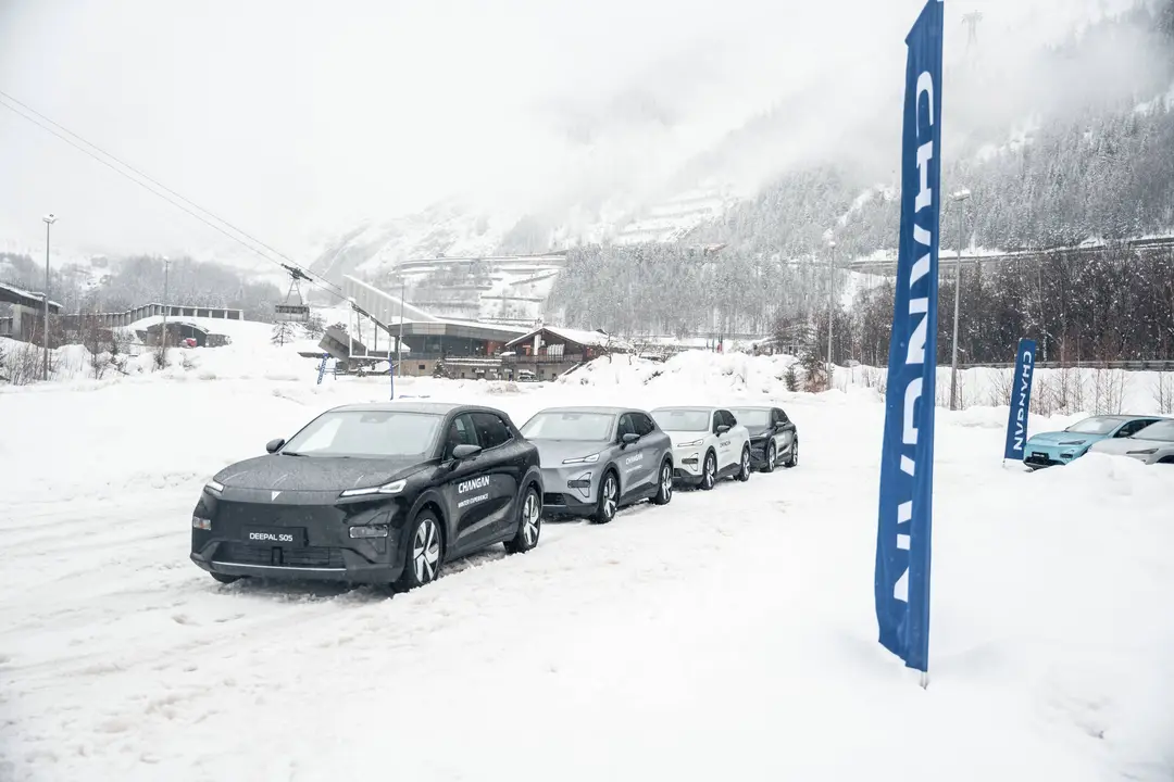 Changan Winter Experience quattro SUV S05 in fila pronti per i testi dinamici in pista sotto la neve