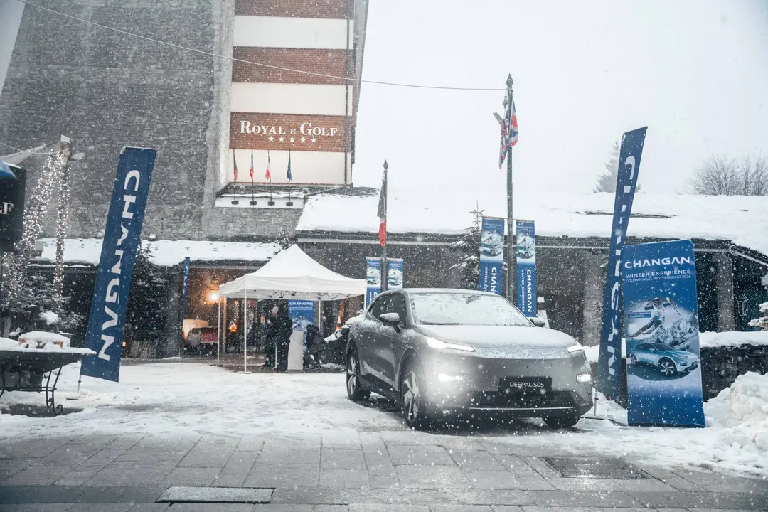 Changan Deepal S05 grigia su sfondo neve a Courmayeur