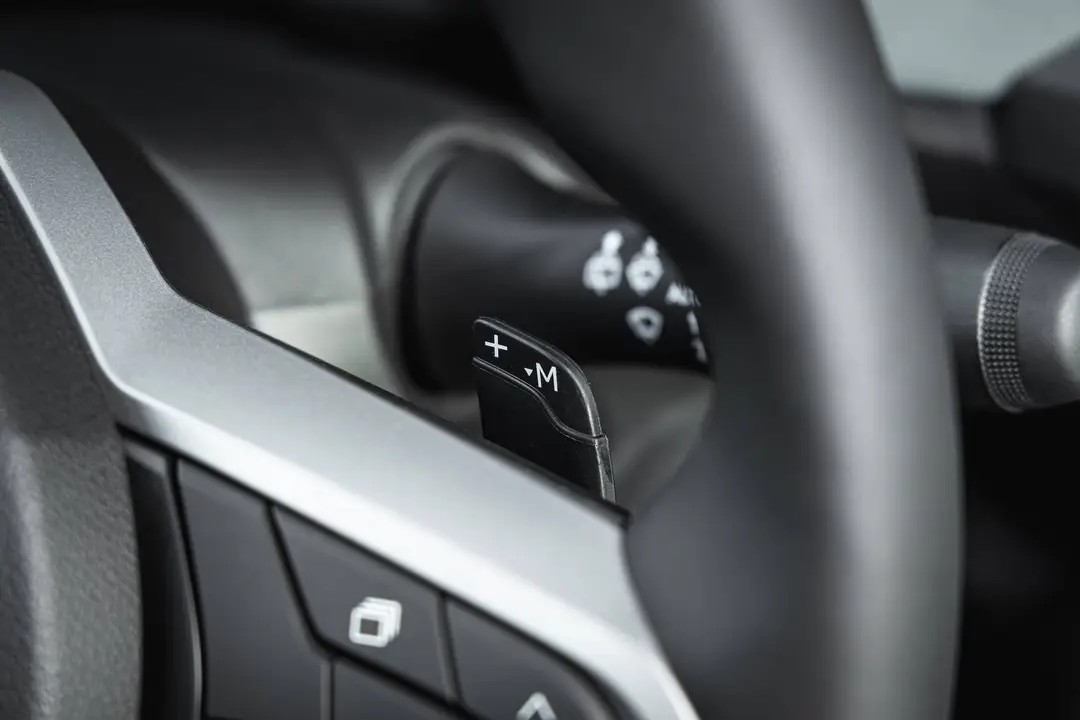 Il dettaglio del paddle al volante della Dacia Sandero 2026 per gestire il cambio automatico EDC a 6 marce doppia frizione