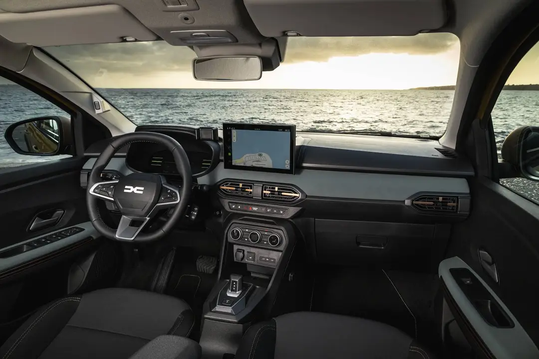 Gli interni rinnovati della Dacia Sandero 2026 con il nuovo infotainment da 10,1 pollici al centro