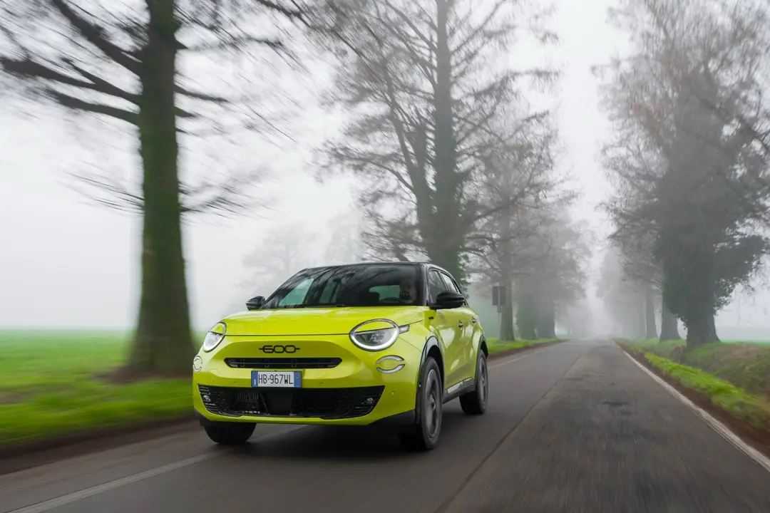 FIAT 600 Sport dinamica anteriore di colore giallo