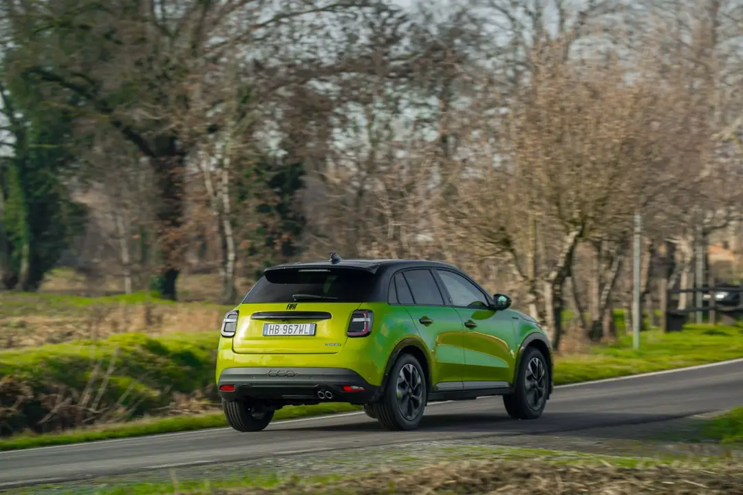 FIAT 600 Sport ripresa al posteriore su strada
