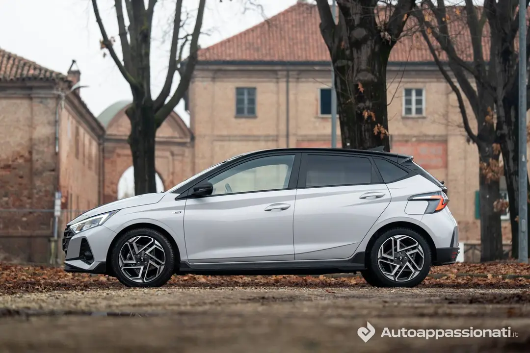 La Hyundai i20 N Line carbon è lunga poco più di 4 metri