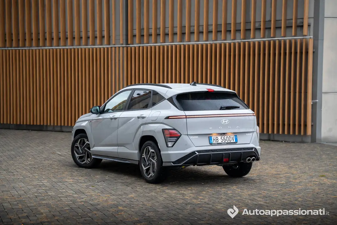 Hyundai Kona Hybrid in posizione posteriore con sfondo legno