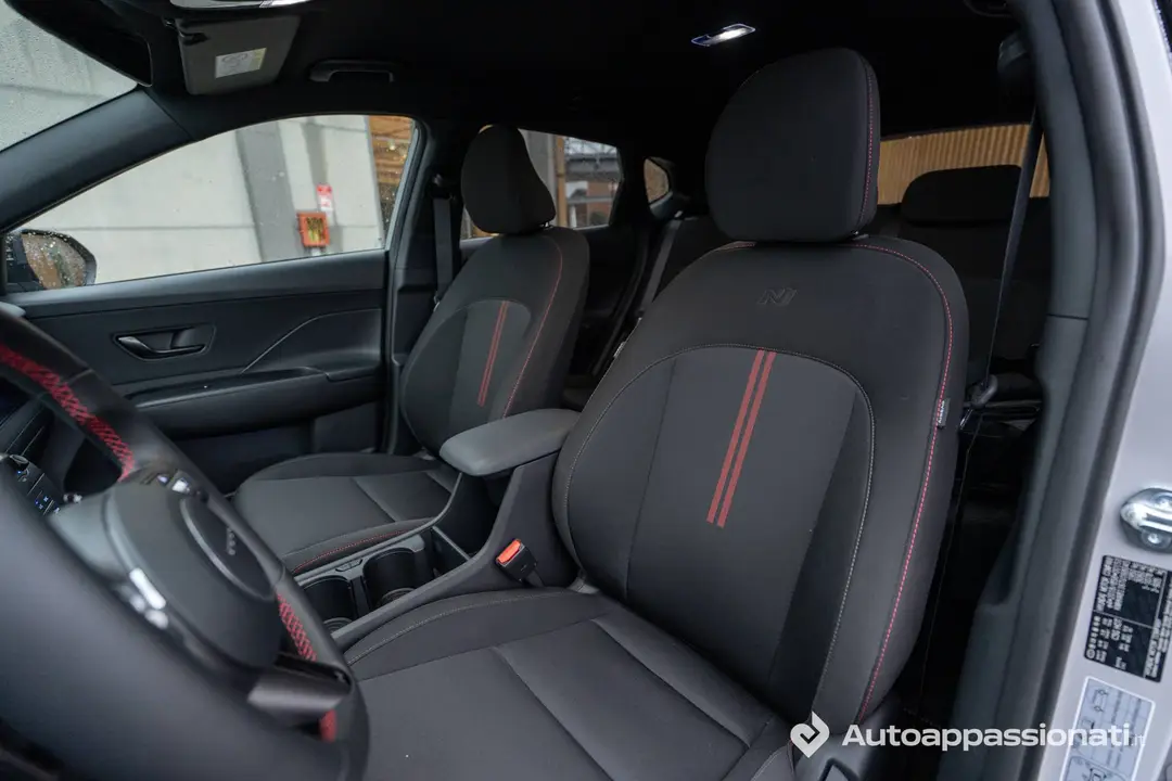 Hyundai Kona Hybrid con i due sedili anteriori neri con striscia rossa