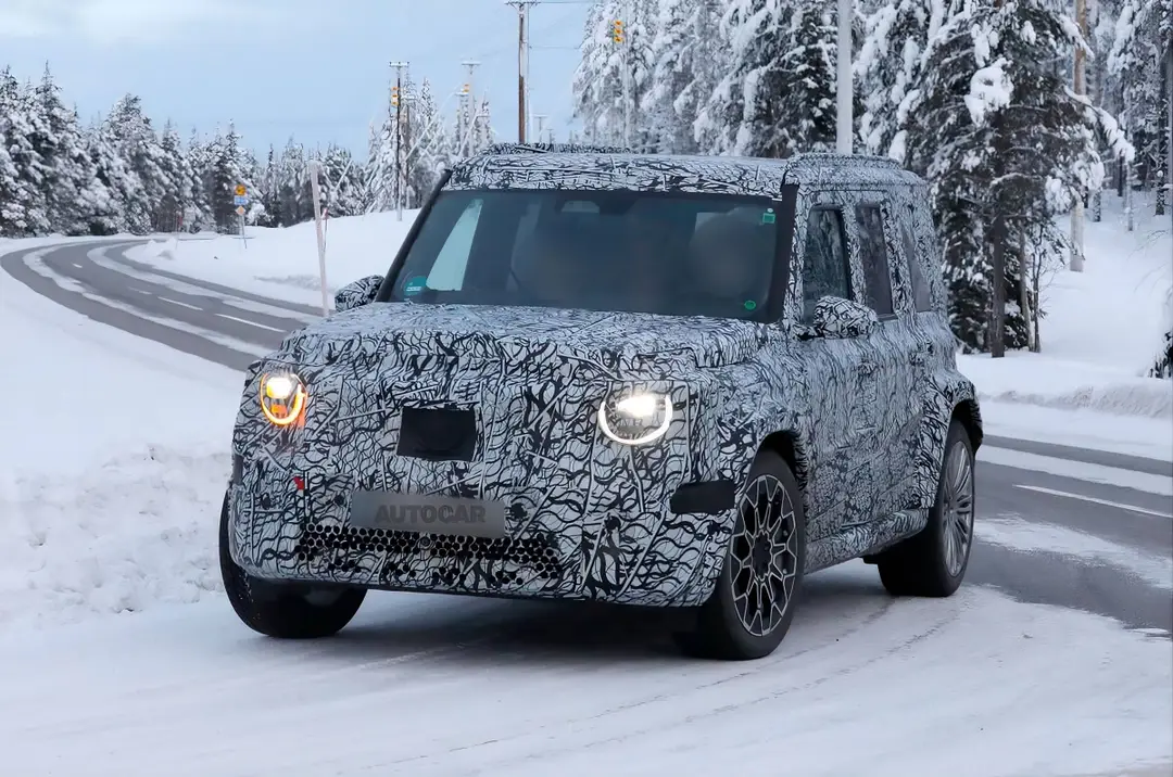 Mercedes Classe G baby in versione camuffata anteriore che va sulla neve