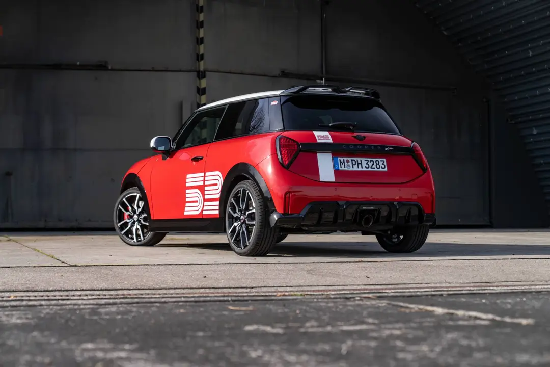 La Mini in edizione Victory 1965 di colore rosso in posizione tre quarti posteriore