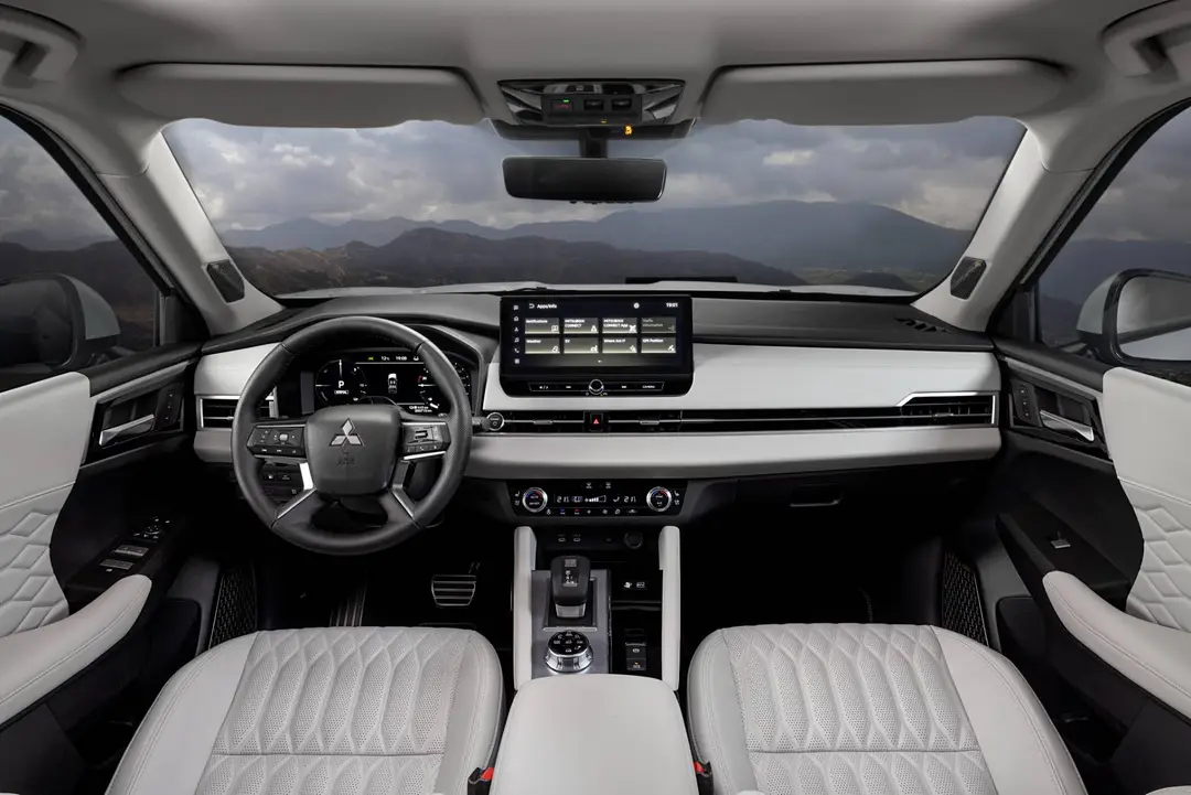 gli interni della mitsubishi outlander 2026