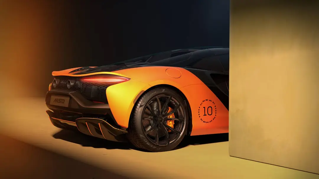 mclaren artura championiship 10 di posteriore in colore arancione, si vede solo metà macchina