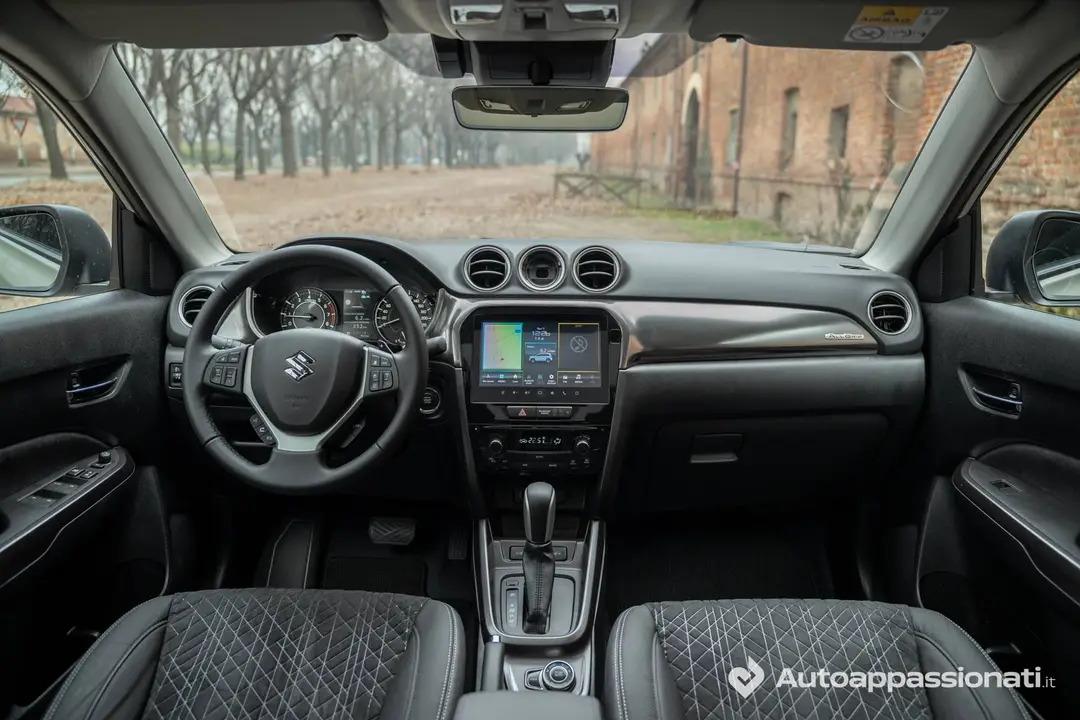 Gli interni della Suzuki Vitara Hybrid AllGrip 2026, fotografata in un ambiente di campagna