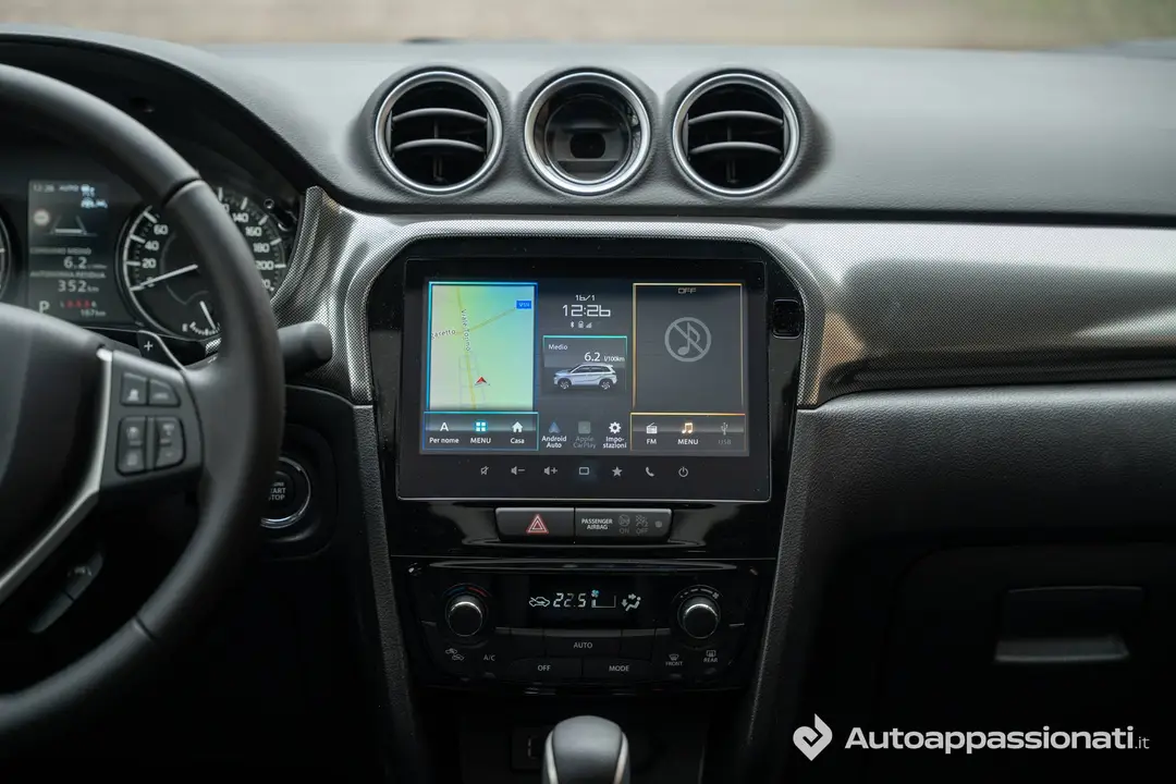 Dettaglio del sistema di infotainment da 9 pollici della Suzuki Vitara Hybrid 2026