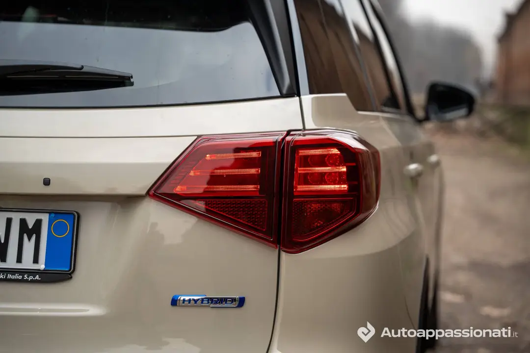 Logo Hybrid sul posteriore della Suzuki Vitara, con faro posteriore a LED e verniciatura beige