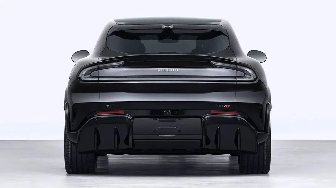 suv di xiaomi, si chiama yu 7 gt nella sua versione nera più sportiva e in posizione posteriore
