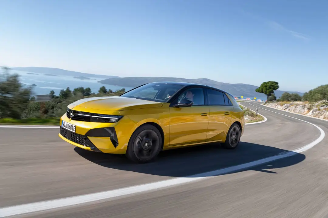 Opel Astra di colore giallo in dinamica anteriore in curva