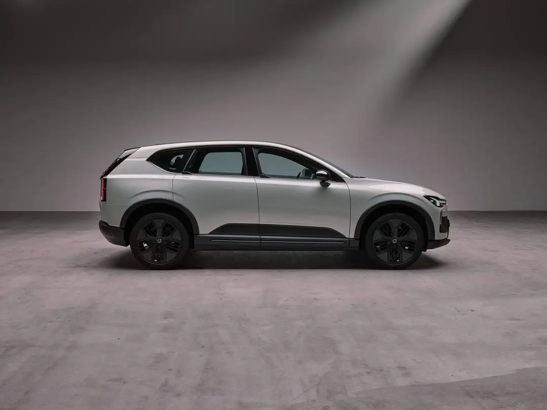 La nuova Volvo EX60 cross country vista di lato
