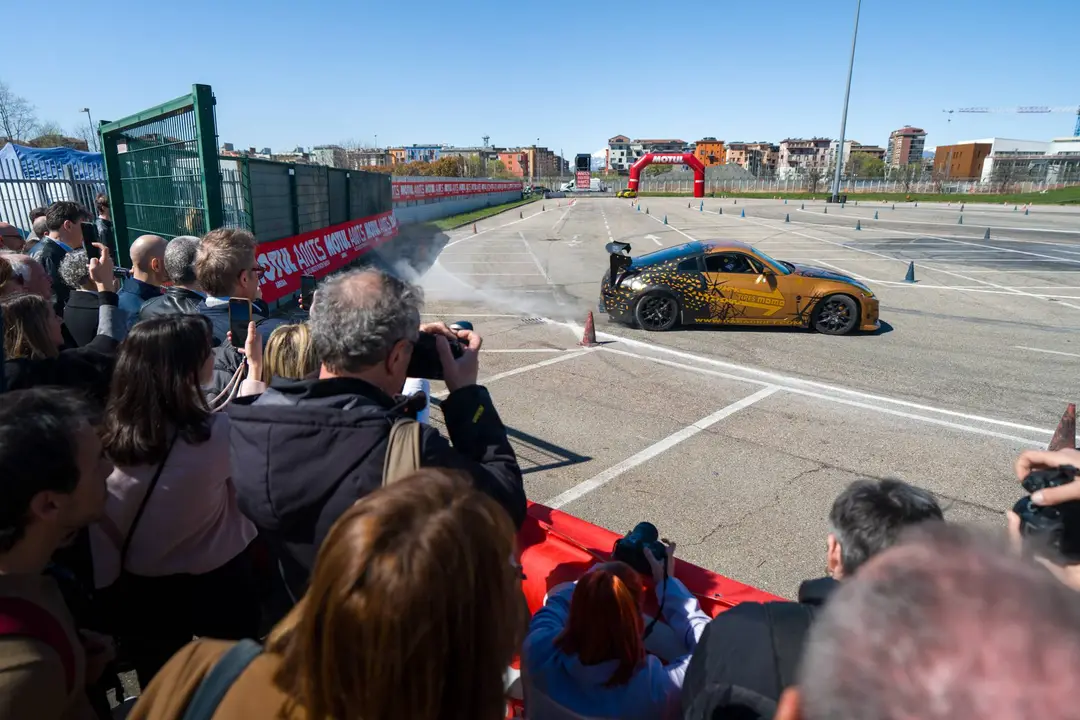 show dinamico della nissan 350z che fa drift nella pista motul arena