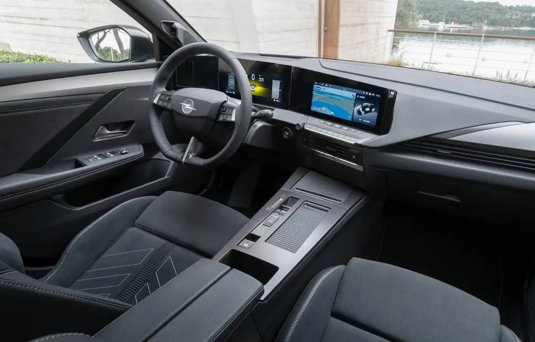 Opel Astra interni complessivi schermo volante e sedili