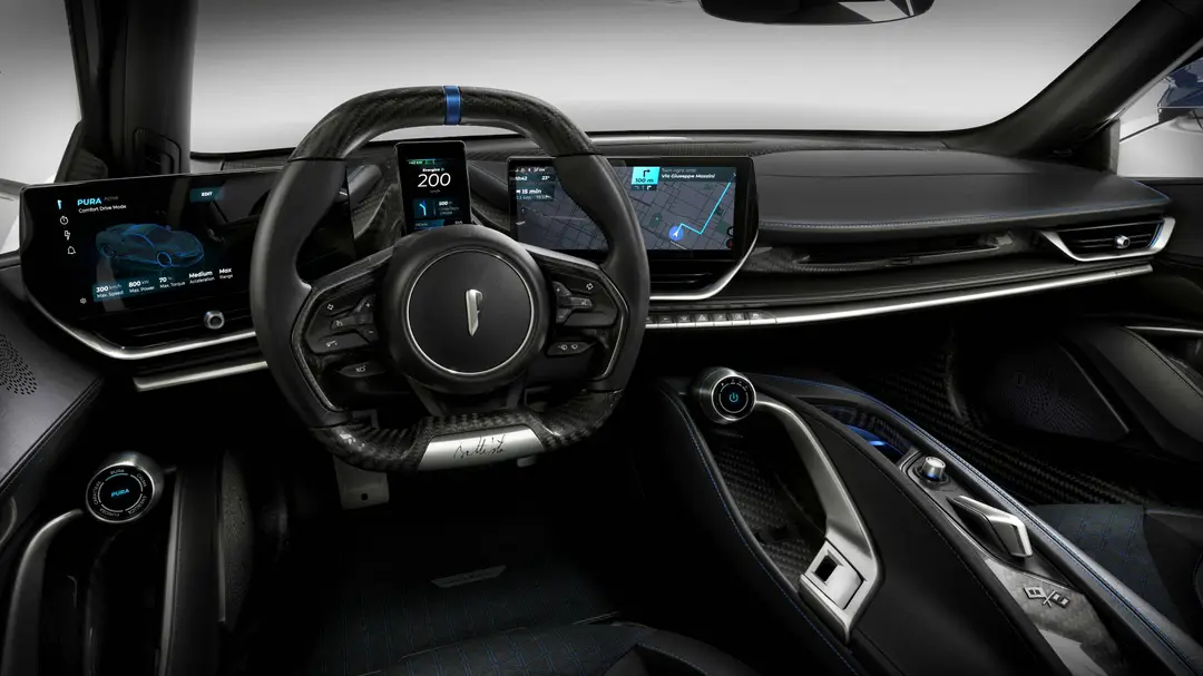 Automobili Pininfarina Battista interni vettura volante e strumentazione