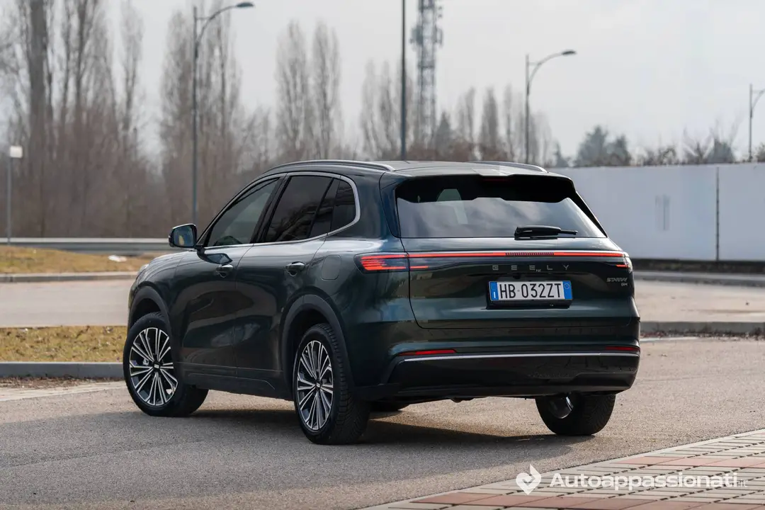Geely Starray EM-i__rear side view