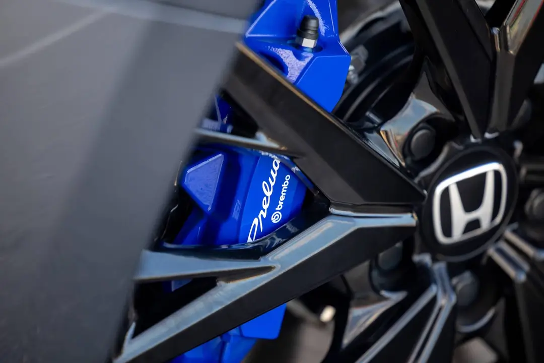 Un dettaglio dei cerchi in lega da 19 pollici neri della Honda Prelude Hybrid 2026, con dietro la pinza nera maggiorata prodotta dalla Brembo