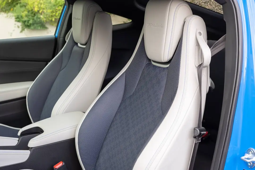 I sedili in pelle bicolore della Honda Prelude hybrid 2026, con interno nero e esterno bianco