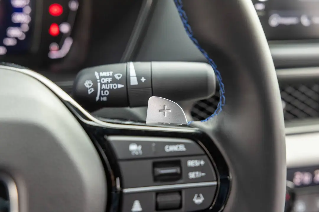 Dettaglio del volante e della paletta del cambio della Honda Prelude Hybrid 2026 e:HEV